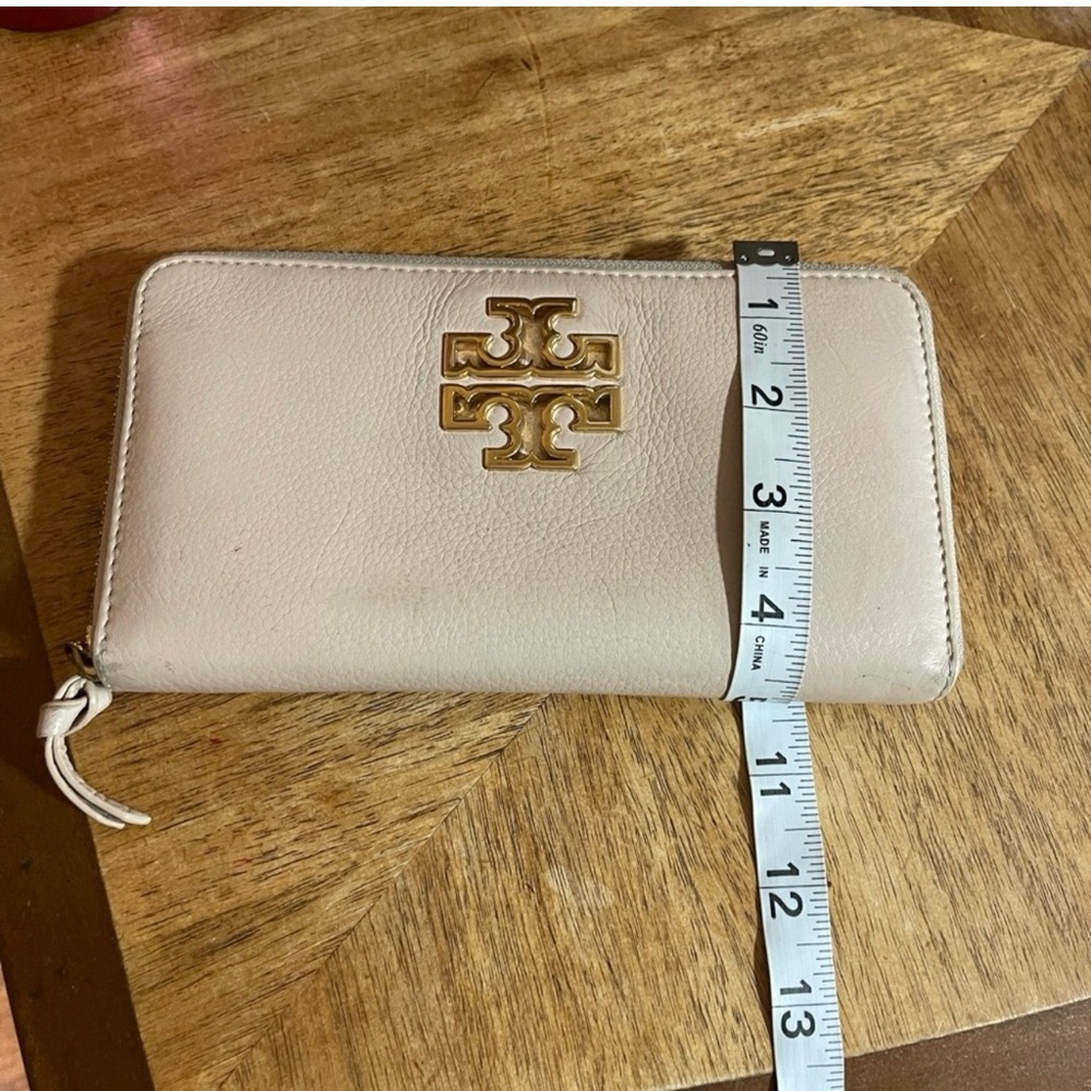 Tory Burch Cream Wallet with Gold Logo - Picture 13 of 15